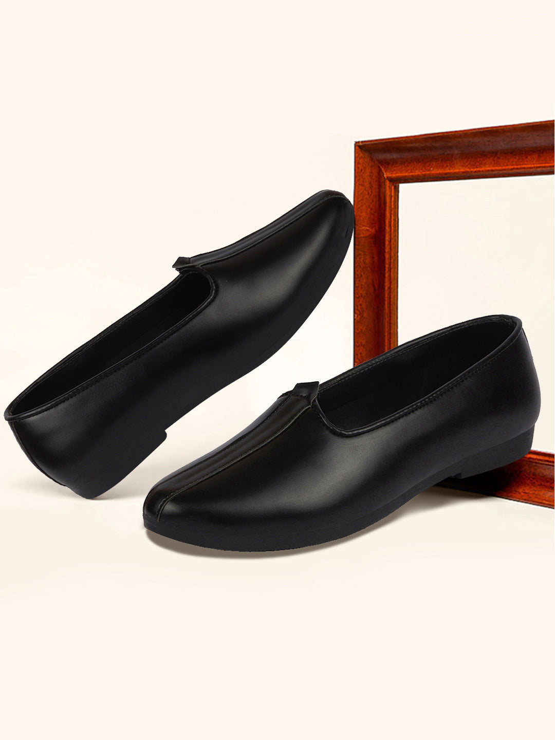 Men Ethnic Black Slip On Juttis and Mojaris