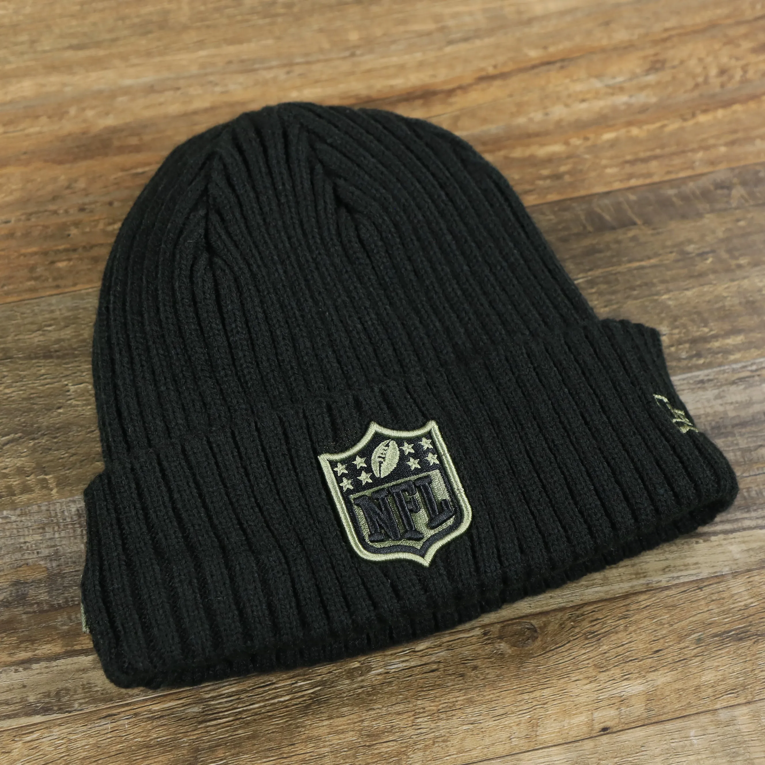 NFL Logo On Field Salute To Service Ribbon Cuffed Winter Beanie | Black Winter Beanie