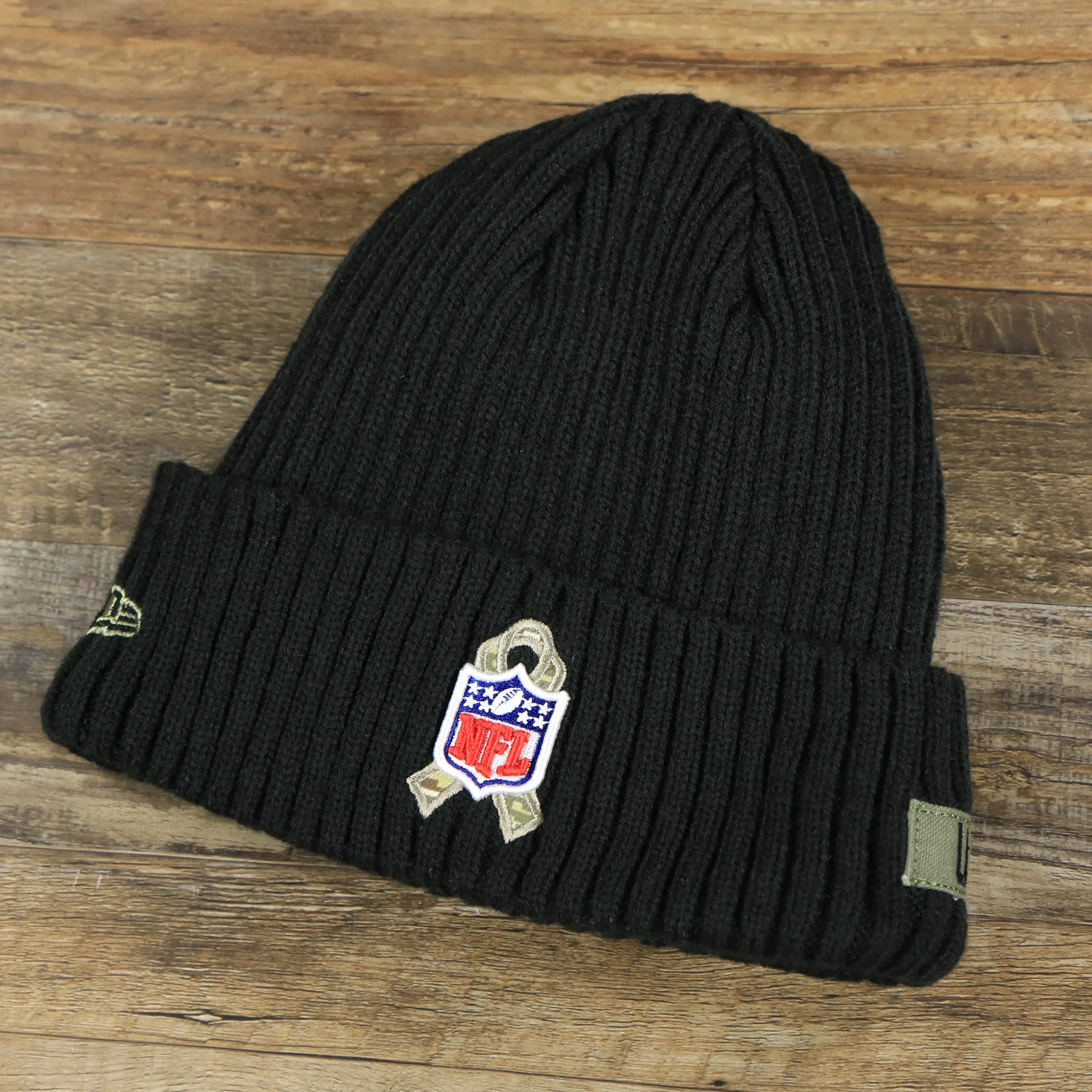 NFL Logo On Field Salute To Service Ribbon Cuffed Winter Beanie | Black Winter Beanie