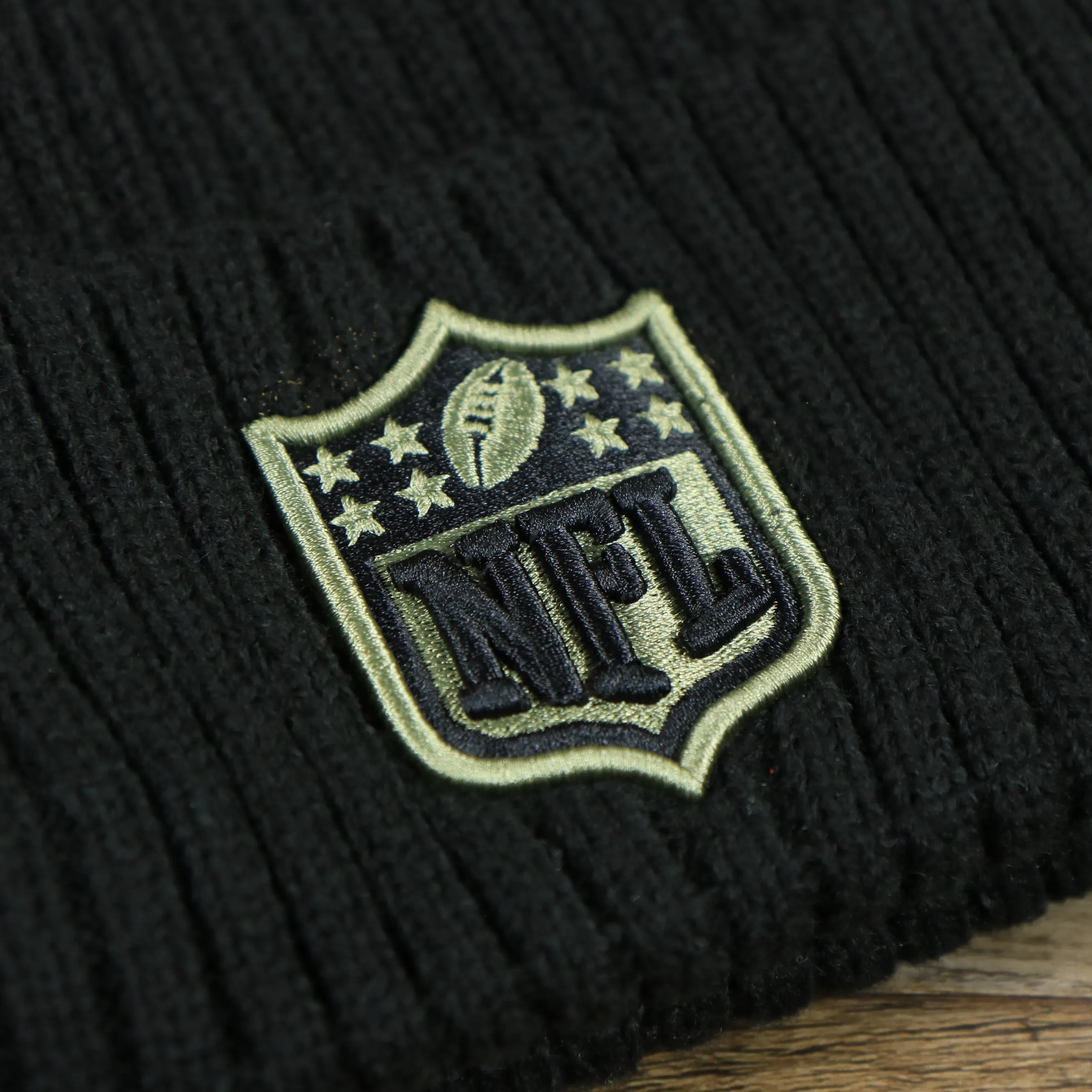 NFL Logo On Field Salute To Service Ribbon Cuffed Winter Beanie | Black Winter Beanie